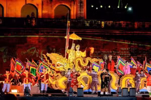2025年升龙-河内节期间，在升龙皇城上演的富有文化遗产色彩的艺术节目。（图片来源：组委会提供）