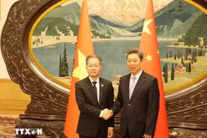 越共中央书记处书记、越南最高人民法院院长阮文广与中共中央政治局委员、中央政法委员会书记陈文清。（图片来源：越通社）