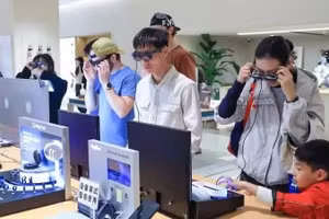 顾客在中国广东省深圳市一家商店体验智能眼镜。（图片来源：新华社）