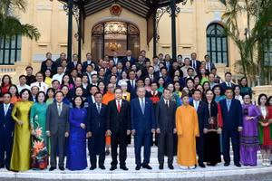 苏林总书记、国家主席以及党和国家领导与少数民族第十六届国会代表合影留念。