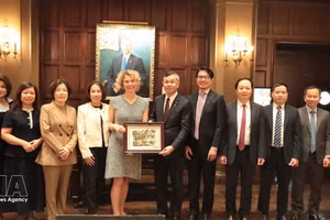 越南财政部工作代表团和国际风险评级公司穆迪（Moody’s）国家风险组副主席兼高级分析师Elisa Parisi-Capone女士合影。（图片来源：越通社）