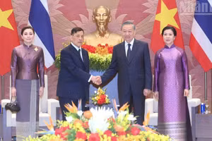 越共中央总书记、国家主席苏林及夫人吴芳璃与泰国国王玛哈·哇集拉隆功和王后苏提达·帕查拉素塔皮蒙拉。