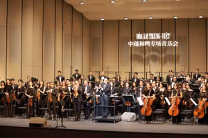 音乐会上，两国艺术家已为代表和观众们献上越中两国具有代表性的精彩音乐作品。（图：秋兰 摄）