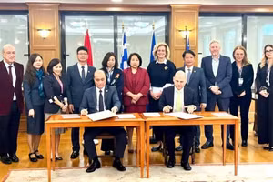 河内法律大学副校长苏文率工作代表团对希腊进行工作访问。（图片来源：越南驻希腊大使馆）