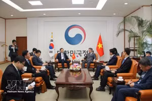 胡志明国家政治学院院长段明训与韩国行政安全部部长尹昊重举行工作会谈。（图片来源：越通社）