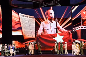 “独立之星”文艺节目讴歌光荣的越南共产党、伟大的胡志明主席；颂扬人民的力量、全民族大团结的力量以及人民武装力量崇高的贡献与牺牲。（图片来源：越通社）