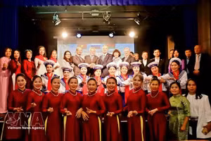 旅居匈牙利越南妇女协会成员与出席活动的代表们合影留念。（图片来源：越通社）