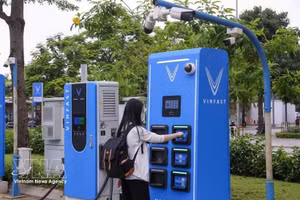 在河内的一个自动换电站。（图片来源：越通社）
