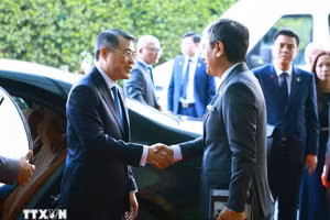 印度高级官员在机场欢送黎明兴总理及越南高级代表团。