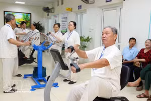 宣光省(原安山县)福宁乡Éo村瑶族青农俱乐部的年长女性向年轻一代传授瑶族锦缎纺织技艺。