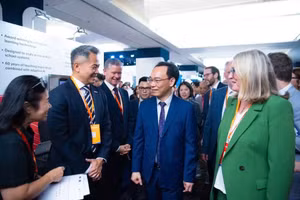 教育与培训部部长黄明山与各位代表出席教育与教育科技展。(阮孟 摄）