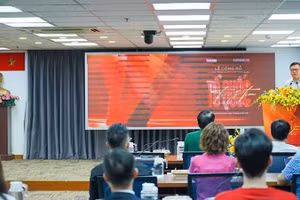 越共中央委员、《人民报》社总编辑、中央宣教部副部长、越南新闻工作者协会主席黎国明在新闻发布会上致辞。（世英 摄）