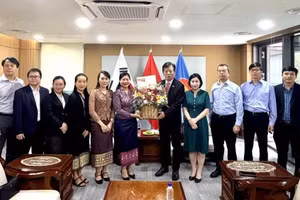 老挝驻韩国大使馆工作人员到访越南驻韩国大使馆，献花并祝贺越南国庆81周年。（图：越南驻韩国大使馆供图）