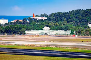 越南太阳富国航空公司9G1955号航班从胡志明市起飞后，平稳降落在富国国际机场2号跑道上。