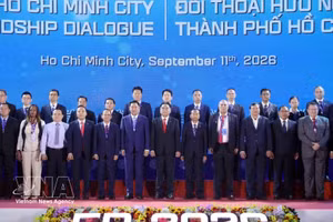 出席对话会的各位代表合影。（图片来源：越通社）