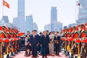 越南国会主席陈青敏对韩国进行正式访问的欢迎仪式在首都首尔韩国国会总部隆重举行。（图片来源：越通社）