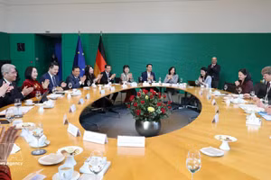 国会副主席阮氏清与德国联邦议会副议长博多·拉梅洛举行会谈。（图片来源：越通社）