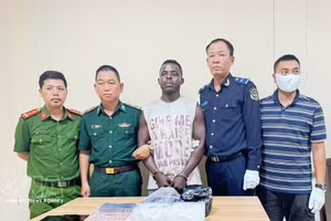 职能部门在胡志明市将Izuchukwu Calistus Odionye当场抓获。（图片来源：越通社）
