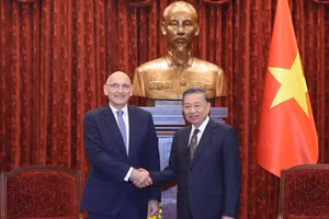 越共中央总书记、国家主席苏林与阿塞拜疆总统特使埃尔欣·阿米尔贝科夫。（图片来源：越通社）