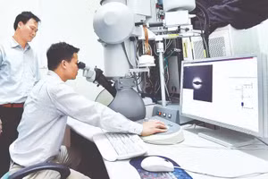 河内理工大学的科研活动。（阮登 摄）