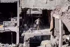2026年5月9日，加沙西部阿尔-沙蒂（Al-Shati）难民营遭受以色列袭击后的破败景象。（图片来源：新华社/越通社）