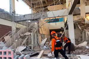 8月15日，救援队在印度尼西亚弗洛勒斯搜寻地震遇难者。（图片来源：新华社）