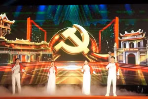 “河内——自1945年历史之秋”艺术晚会是河内市的一项重要活动，属于庆祝八月革命胜利和越南社会主义共和国国庆81周年系列活动之一。（图片来源：世峰 摄）