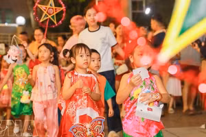 儿童们提着中秋灯笼游玩。（图片来源：越通社）