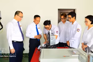 越南航海大学学生接受理论与实践相结合的培训。（图片来源：越通社）