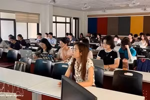 越南外贸大学大学生以线上方式出席座谈会。（图片来源：越通社）