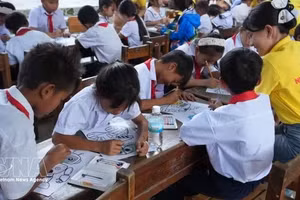 在延寿乡延寿小学，学生们参加了多项课外活动，如操控机器人、进行科学实验等。（图片来源：越通社）