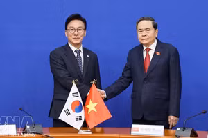 越南国会主席陈青敏会见韩国执政党共同民主党党首金民锡。（图片来源：越通社）