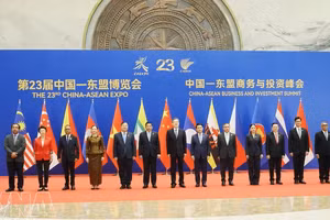 第23届中国—东盟博览会的东盟各国与中国领导人。（图片来源：越通社）