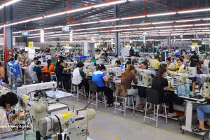纺织—服装—鞋皮业力争将工业生产由加工、组装转向附加值更高的环节，提高科技含量与竞争力。（图片来源：越通社）