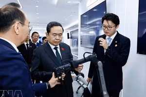 国会主席陈青敏在亦庄经济开发区视源股份参观了解应用人工智能技术的多领域交互显示产品。（图片来源：越通社）