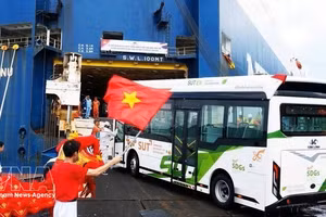 金龙汽车纯电动客车在承天顺化省真云港装船发运，出口泰国。 （图片来源：越通社）