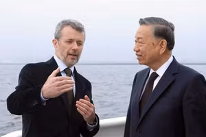 在乘船前往利奈特霍尔姆岛途中，丹麦国王腓特烈十世向越共中央总书记、国家主席苏林介绍利奈特霍尔姆人造岛项目。（图片来源：越通社）