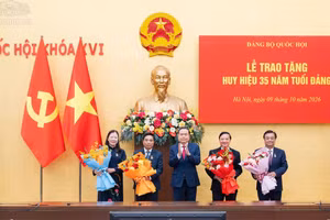 国会主席陈青敏出席35年党龄纪念章颁发仪式。（图片来源：国会新闻网）
