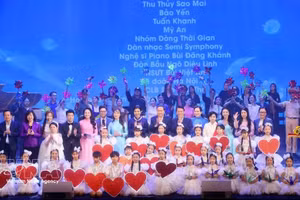 越南国会主席陈青敏出席“连接爱心”活动。（图片来源：越通社）