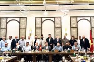 越南驻埃及兼驻黎巴嫩大使阮南杨与黎波里及北黎巴嫩工商、工业和农业商会副主席易卜拉欣·法兹近日共同主持越南—黎巴嫩企业论坛，来自50多家黎巴嫩企业的代表出席论坛。（图片来源：越通社）