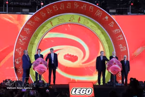 2025年4月9日，越南政府副总理梅文正出席乐高（越南）制造工厂（LEGO Manufacturing Vietnam）落成典礼。这是丹麦乐高集团在全球建设的第六家工厂，也是其在亚洲地区的第二家工厂。（图片来源：越通社）
