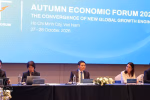 越南政府副总理、越南国际金融中心执行委员会主席阮文胜与胡志明市国际金融中心成员及潜在投资者举行工作会谈。（图片来源：越通社）
