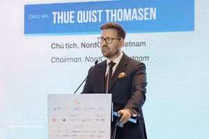 越南北欧商会（NordCham Vietnam）主席托马森发表讲话。（图片来源：越通社）