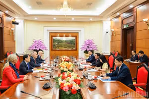 越共中央书记处常务书记陈锦秀会见匈牙利工人党代表团。（维灵 摄）