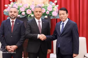越南公安部部长梁三光大将会见土耳其ICT集团董事会副主席、联合创始人穆拉特·卡亚和ANVI集团主席阿达拉特·巴基绍夫。（图片来源：越通社）