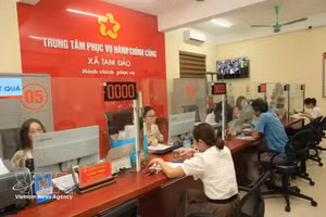 通过加强干部数字化转型培训，三岛乡政务服务事项按时办结率接近100%，有效提升了服务群众的质量。（图片来源：越通社）