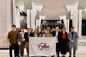 欧洲越南青年企业家协会（VYBE）主席兼欧洲越南创新网络（VINEU）总监陈荷媚（中）与欧洲越南青年企业家协会成员合影。（图片来源：越通社）