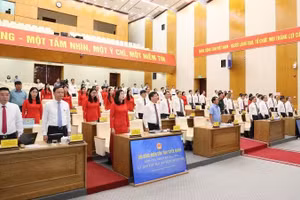 宣光省人民议会代表向国旗敬礼。