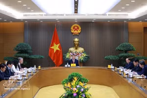越南政府总理黎明兴在政府总部同德国总理弗里德里希·默茨通电话。（图片来源：越通社）