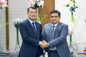 越南政府总理黎明兴会见ACME集团副董事长桑杰·达万。（图片来源：越通社）